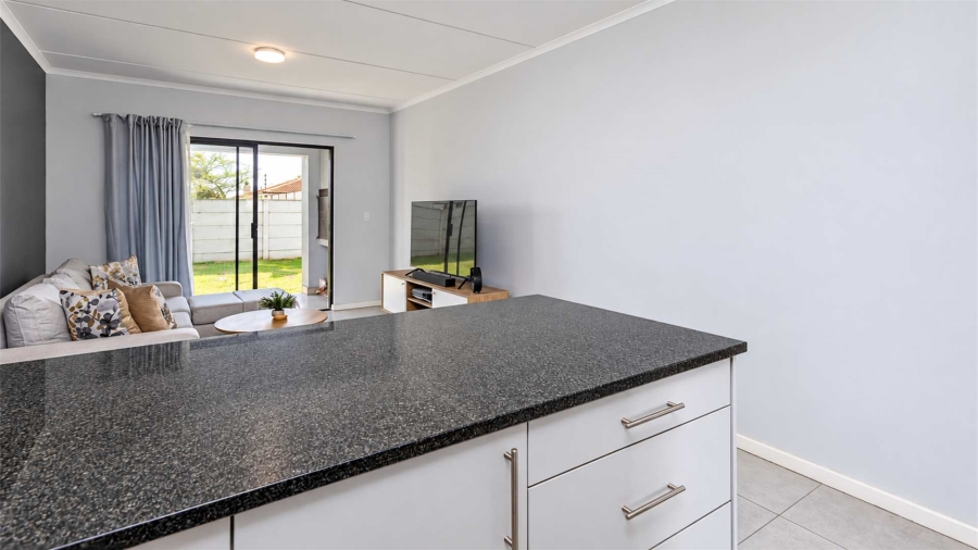 To Let 2 Bedroom Property for Rent in Loucharmante Western Cape